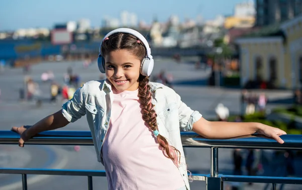 Feliz Adolescente Escuchando Música Apoyada Barandillas Música Adolescente Sonriendo Mientras — Foto de Stock