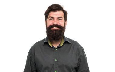 Tıraşsız sakallı mutlu hippi gülüşü ve modaya uygun saç kesimi beyaz berbere izole edilmiş..