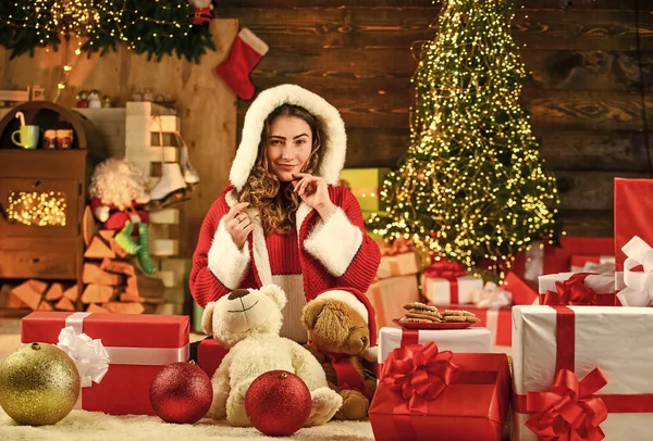Gelukkig Meisje Met Kerstboom Vakantie Traditie Kerstman Dichtbij Versier Het — Stockfoto