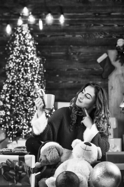 新年を迎えました プレゼントのセーター 冬の休日の贈り物と装飾 新年の構図 居心地がいい キャンディー 杖が好き 最高のクリスマスレシピだ 幸せな女の子はXmasクッキーとミルクを飲む — ストック写真
