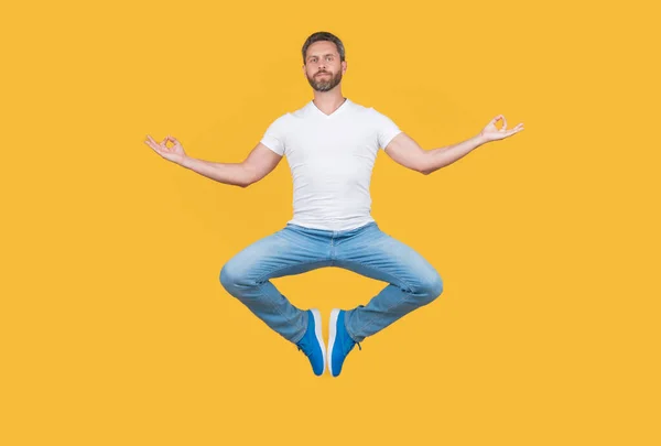 Uomo Con Meditazione Levitante Isolato Sfondo Giallo Studio Ragazzo Meditazione — Foto Stock