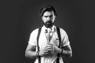 Resmi giyinmiş zarif, vahşi adam taranmış saçlar lale çiçekleri tutuyor, kadınlar günü.