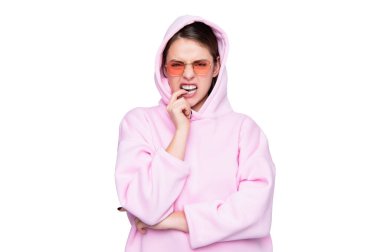 Gergin moda kızı, şık kapüşonlu ve pembe gözlüklü çivileri yiyor..