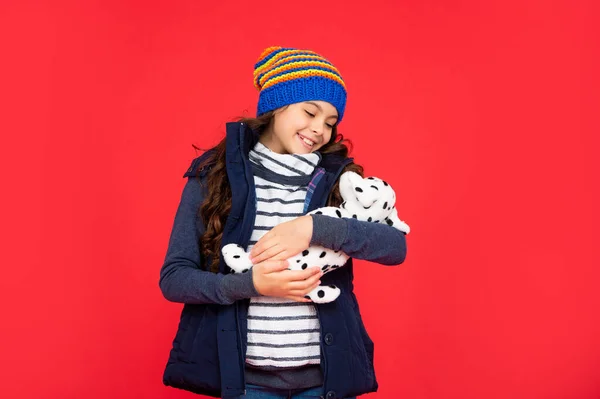 Позитивна Дитина Пуховику Тримає Іграшку Дівчина Підліток Червоному Тлі Щасливе — стокове фото