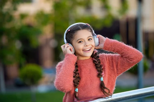 幸せなティーンエイジャーの音楽 レジャーに耳を傾ける ヘッドフォンを装着した10代の少女 レジャー音楽 毎日のレジャー活動 — ストック写真