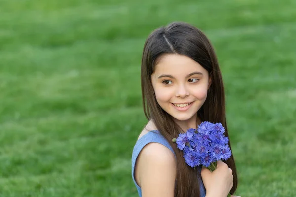 Chica Adolescente Positiva Con Flores Chica Bonita Con Ramo Primavera — Foto de Stock