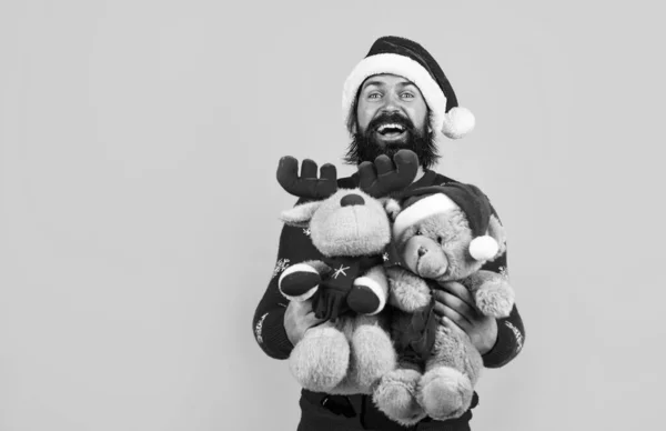 Noel Baba Şapkalı Süveterli Vahşi Sakallı Adam Noel Arifesinde Oyuncaklarla — Stok fotoğraf