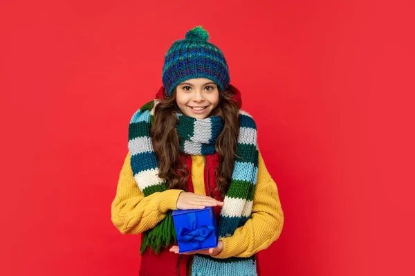 Heureux Enfant Hiver Vêtements Tenir Boîte Sur Fond Rouge Noël — Photo