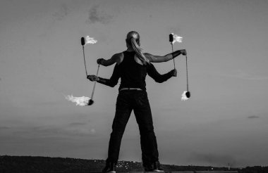 Şehvetli dansçılar ateş performansı sergilerler. Yanan mavi gökyüzü, sıcak..