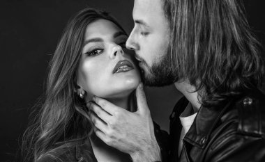 Benimle ol. Sakallı, uzun saçlı adam, kadını okşar. Aşk ve romantizm. Romantik ilişki. Sevgili portresi. Öpücük. Birbirine aşık çiftler. Deri ceketli şık bir çift..