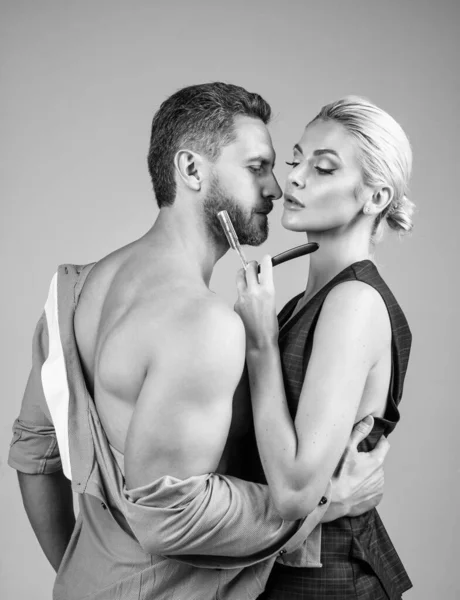 Sensuella Avklädda Par Naken Kvinna Rakar Skäggig Man Sexiga Förälskade — Stockfoto