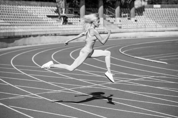 Mujer Atlética Ropa Fitness Corriendo Estadio Velocidad — Foto de Stock