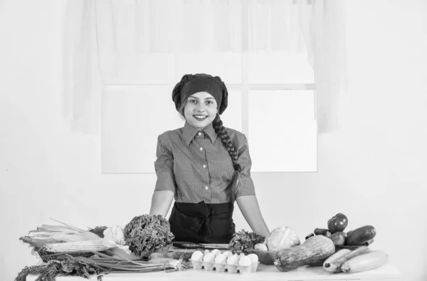 快乐的小女孩戴着厨帽 围裙在厨房里 — 图库照片