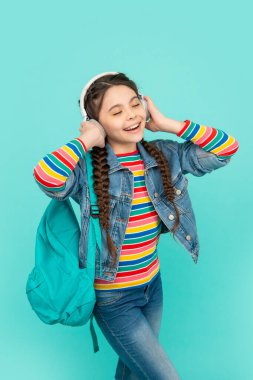 Müzik okulundan sonra şarkı söyleyen genç kız, müzik. Müzik eğitimi.
