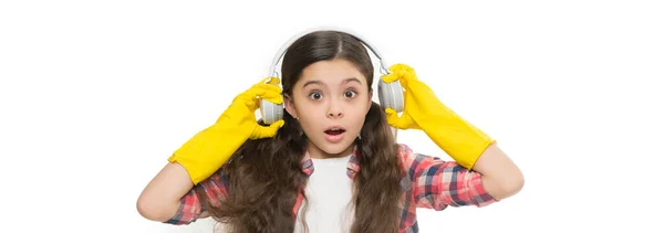 Очищення Рутини Дівчина Носить Навушники Рукавички Прибирання Прослуховування Музики Прибирання — стокове фото