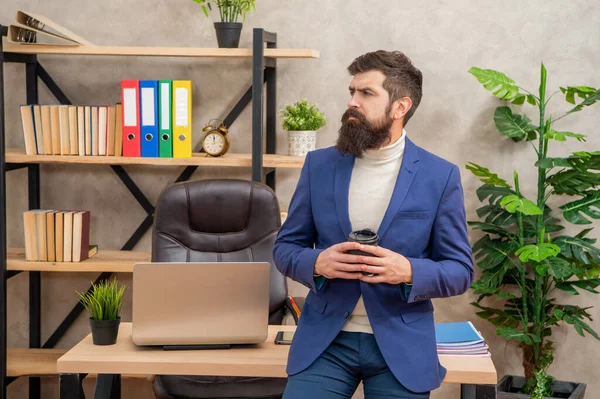 Ofis işi sırasında kahve molası veren düşünceli işadamı,.