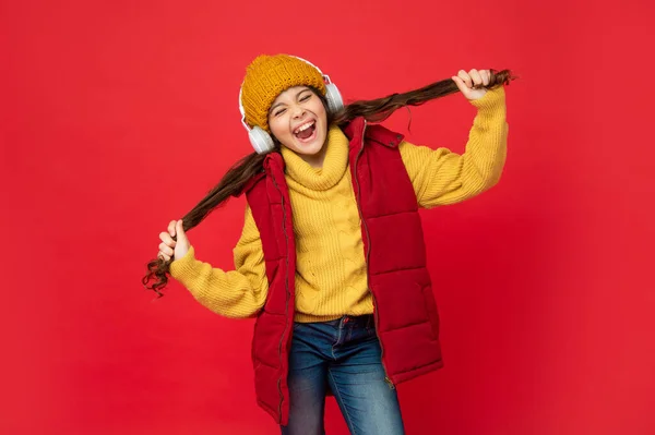 Φωνάζοντας Παιδί Στο Καπέλο Ακούστε Μουσική Στα Ακουστικά Κρατώντας Μαλλιά — Φωτογραφία Αρχείου