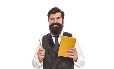 Mutlu erkek öğretmen okul dersi ve edebiyat eğitimi için kitap ve kalem tutuyor..