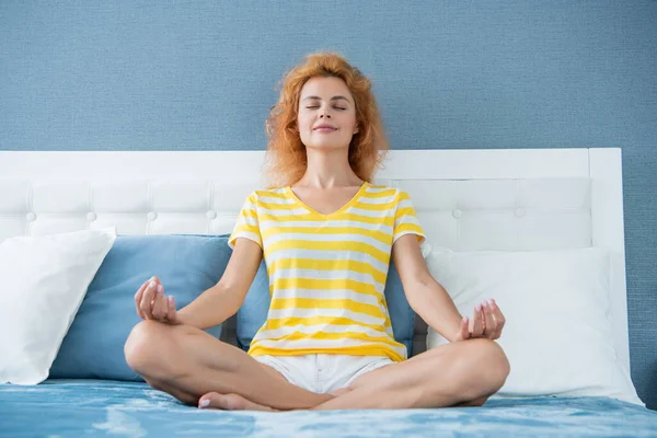 Chica Relajada Meditando Cama Meditación Mujer Meditativa Haciendo Gesto Mudra — Foto de Stock