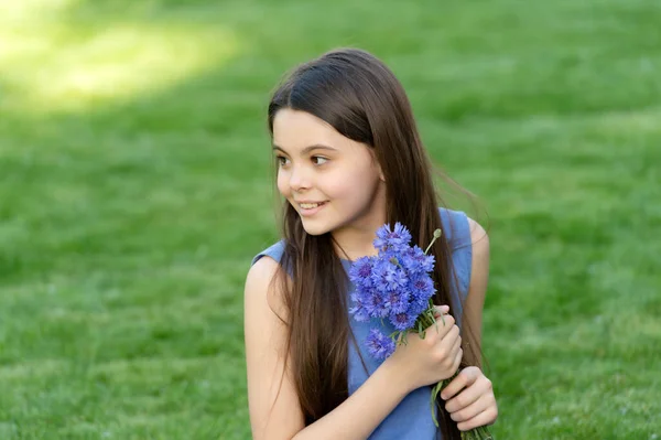 Mosolygó Tini Lány Virágokkal Csinos Lány Fűben Aranyos Lány Portré — Stock Fotó