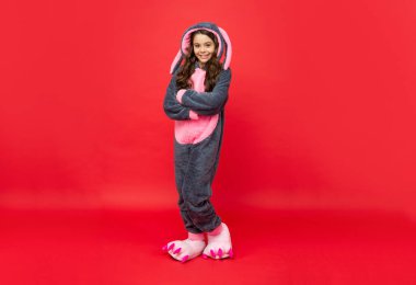 çocukluk mutluluğu. Günaydın. Çocuk yumuşak bir gece elbisesi giyiyor. Tam boy. Rahat bir uyku elbisesi içinde mutlu bir çocuk. Tatlı rüyalar. Rahat bir pijama ya da bornoz. Genç kız kendini rahat hissediyor..