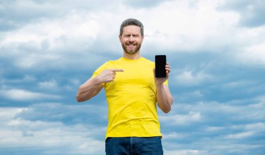 Mutlu adam parmak işareti ile akıllı telefon ekranında kopyalama alanı ile.