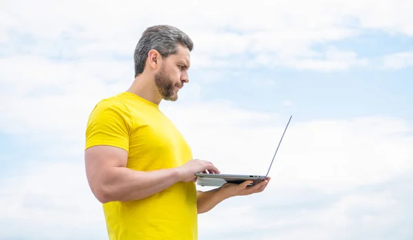 Mann Arbeitet Online Auf Sky Hintergrund — Stockfoto