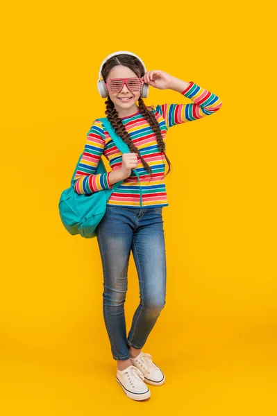 Menina Adolescente Feliz Ouvir Música Depois Escola Fundo Amarelo Escola — Fotografia de Stock