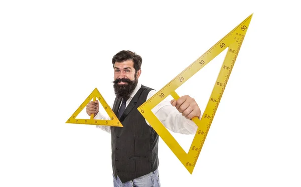 三角形とは 髭を生やした男は白い三角形を持つ 学校の先生は幾何学的な三角形で笑顔 幾何学の授業 数学を学ぶ 三角形と三角形 — ストック写真