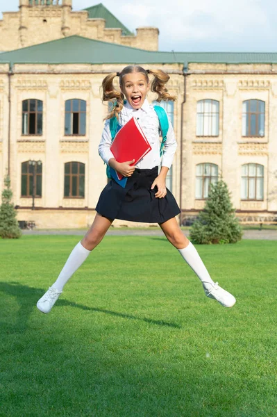 兴奋的穿着校服的少女在半空中跳跃 精力充沛的少女回到学校 9月1日学校教育 — 图库照片