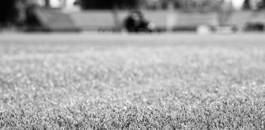 Açık hava futbol sahasında yeşil çimenler, seçici odaklanma, futbol.