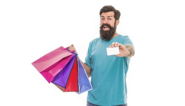 Her zamankinden daha kolay. Temassız ödeme. Kredi kartıyla. Çantalı ve indirim kartlı sakallı adam. Satın alma konsepti. Mutlu adam alışverişi. Ödeme yöntemi. Banka kartı. Kara Cuma indirimi. Memnun müşteri..