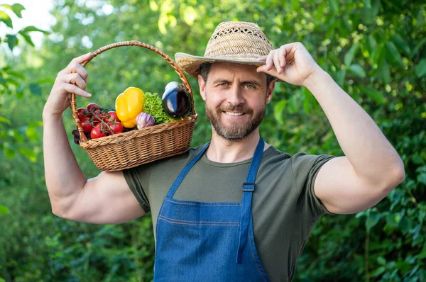 Szczęśliwy Człowiek Słomianym Kapeluszu Trzymać Koszyk Pełen Warzyw — Zdjęcie stockowe