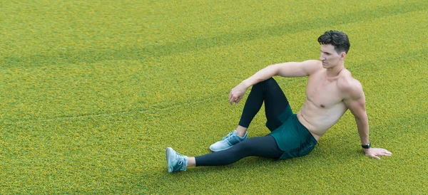 Gespierde Sportman Ontspannen Groen Gras Kopiëren Ruimte Gespierde Sportman Ontspannen — Stockfoto