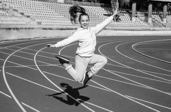 Menina Energética Criança Saltar Atletismo Pista Educação Física Livre Esporte — Fotografia de Stock