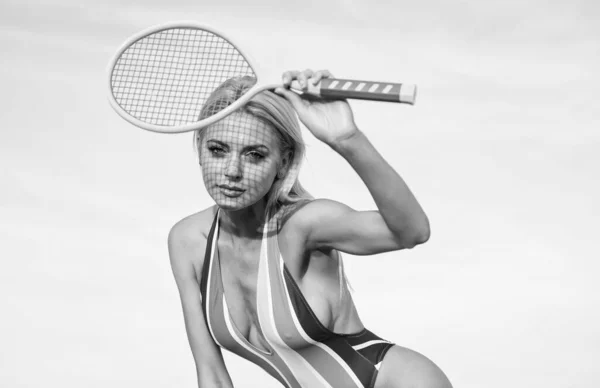 Bádminton Jugador Mujer Playa Verano Traje Baño Con Raqueta Deporte — Foto de Stock