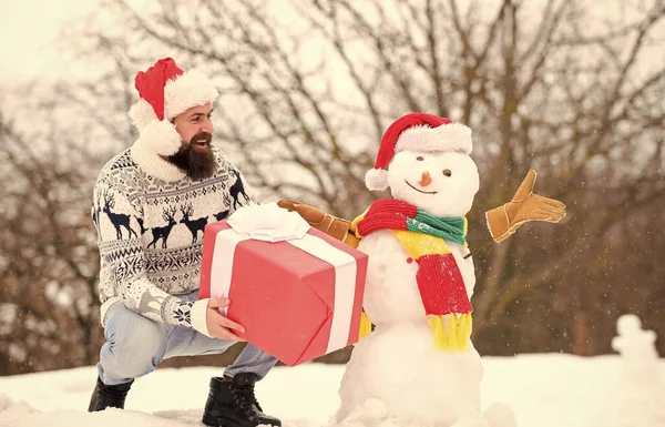 Chico Feliz Cara Nieve Naturaleza Fondo Hipster Con Barba Celebrar — Foto de Stock