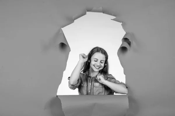 Šťastný Dospívající Dívka Nosit Sluchátka Poslouchat Hudbu Hlasitost — Stock fotografie
