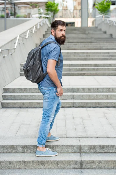 Sırt çantalı sakallı adam. Sakallı bir adam. Vahşi adam..