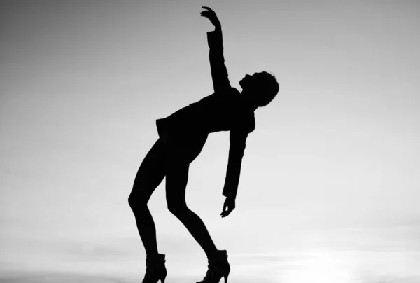 日没の女性のシルエット 女は暗闇で踊る ダークフィギュア 夕暮れ時に踊る女の子 日陰と影 空を背景に官能的な女性のシルエット 官能性は — ストック写真