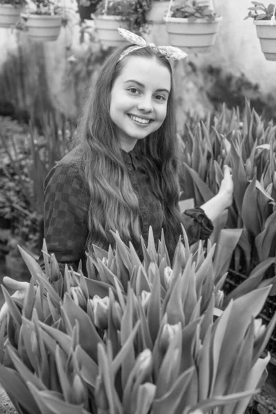 快乐的少女花匠在温室里种植盆栽 — 图库照片