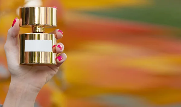 Butelka Perfum Ręku Prezentuje Butelkę Perfum Prezentacja Produktu Urody Perfum — Zdjęcie stockowe