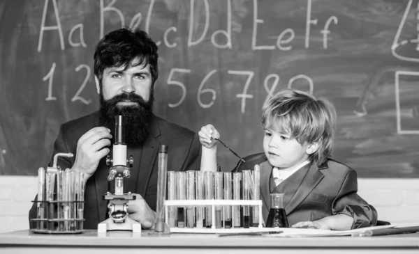 Λατρεύω Τις Σπουδές Στο Σχολείο Δάσκαλος Και Μαθητής Στο Χημικό — Φωτογραφία Αρχείου