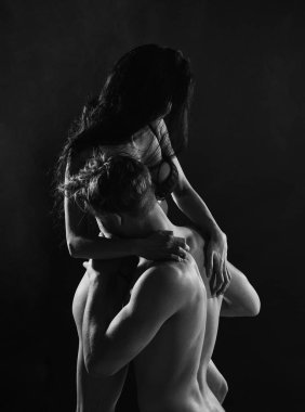 Bedenini öp. cinsel sağlık ve libido. Arzu ve erotik oyunlar. Birbirine aşık çıplak kadın ve erkek ön sevişme yapar. Seksi, şehvetli çift ilişkileri. Romantik aşk ilişkisi. Vücut erotizmi. şehvet.