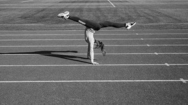 Her zaman öğrenilecek yeni bir numara vardır. Kız amuda kalkar ve bacaklarını ayırır. Amudu ayırın. Spor okulu. Beden eğitimi. Spor ve spor. Jimnastik.