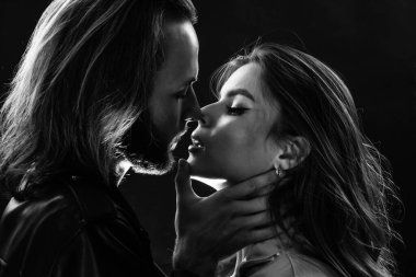 Birbirine aşık çiftler. Modaya uygun bir çift portresi. Uzun sakallı, uzun saçlı adam, kadını öpüyor. Aşk ve romantizm. Romantik ilişki. Sevgili portresi. öpüşme.