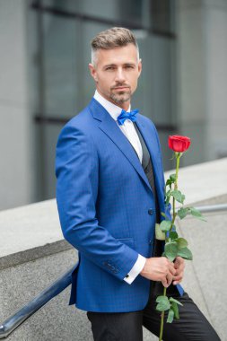 Teklif konsepti Karizmatik smokin giyen adam evlenme teklifi için hazırlanıyor. Evlilik teklifinden önce erkek.
