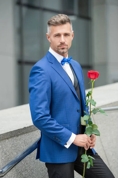 Teklif konsepti Karizmatik smokin giyen adam evlenme teklifi için hazırlanıyor. Evlilik teklifinden önce erkek.