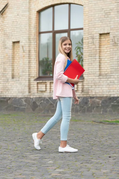 Ευτυχισμένη Μαθήτρια Πίσω Στο Σχολείο Ένα Έφηβο Κορίτσι Που Κρατάει — Φωτογραφία Αρχείου