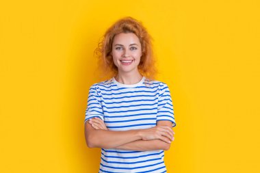 Gülümseyen kızıl saçlı kadın yüzü sarı arka planda soyutlanmış. Stüdyodaki genç kızıl saçlı kadının yüzü. Yetişkin kızıl saçlı kadın yüzü.